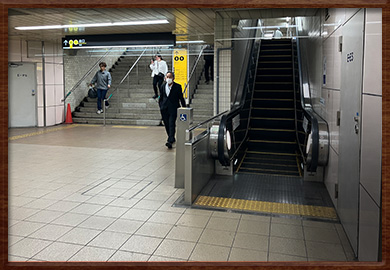 階段とエスカレーター
