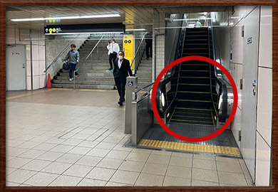 階段とエスカレーター矢印あり
